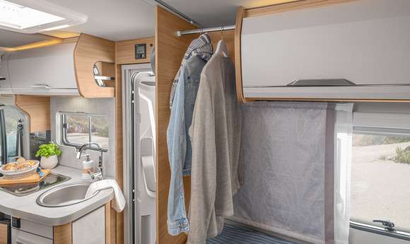 Kleiderstange im Interieur des KNAUS VAN TI