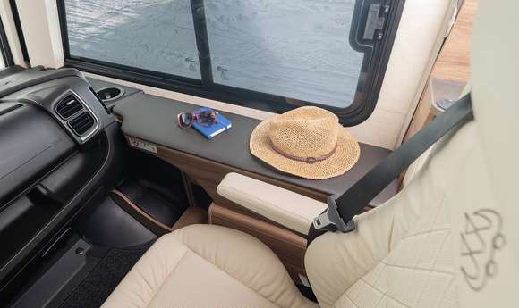 KNAUS SUN I 700 LEG Interieur - Ablage mit Klappe auf der Beifahrerseite