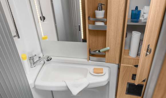 KNAUS SKY TI Interieur - Komfortbad mit geräumiger Duschkabine