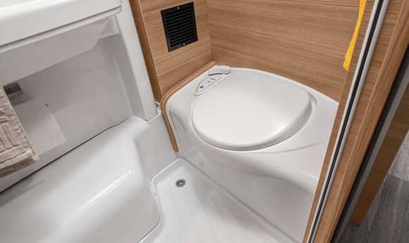 komfortable Banktoilette im KNAUS VAN TI 2021-2022