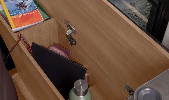 KNAUS SUN I Interieur - Seitenschrank auf der Beifahrerseite für maximalen Komfort