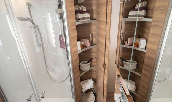 KNAUS SUN I mit bodentiefem Schrank und Echtglas‐Dusche