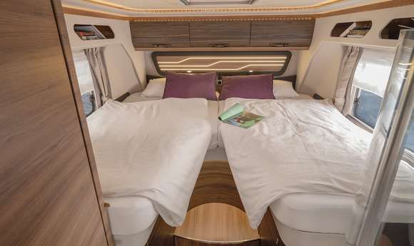 Großzügige Einzelbetten im Interieur des KNAUS SUN I 700 LEG