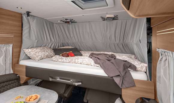 Bequemes Hubbett im Interieur des KNAUS SUN I