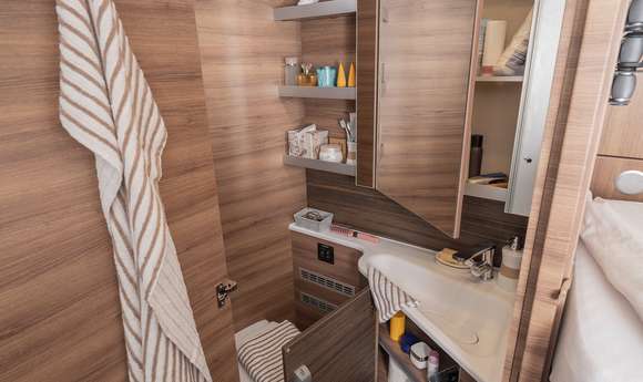 KNAUS SUN I 700 LEG Interieur Raumbad mit großzügigem Stauraum