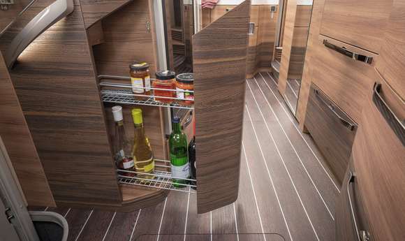 Für mehr Stauraum der Apothekerauszug im KNAUS SUN I