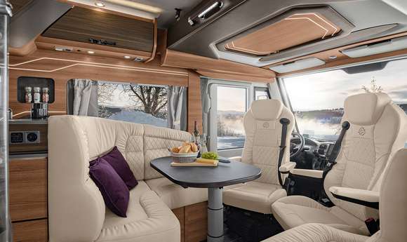 KNAUS SUN I 700 LEG Interieur mit Sitzgruppe in Echtleder, höhenverstellbarem Tisch und verschiebbarer Tischplatte