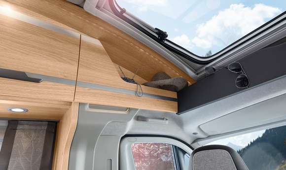 KNAUS SKY TI - Interieur mit Panoramadach und integrierter Beleuchtung