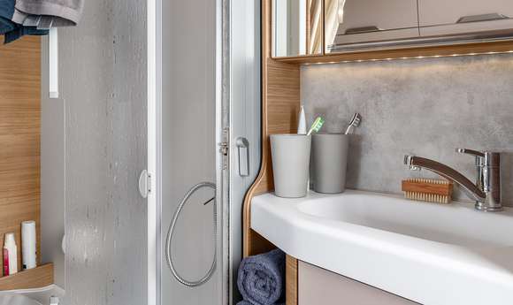 Badezimmer - VAN TI Interieur - Teilintegriertes Reisemobil von KNAUS