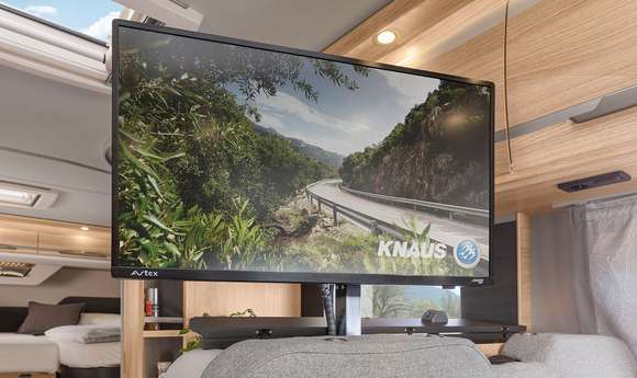KNAUS SKY TI 2022 - versenkbarer 27" SMART‐TV mit einer schwenkbaren Halterung